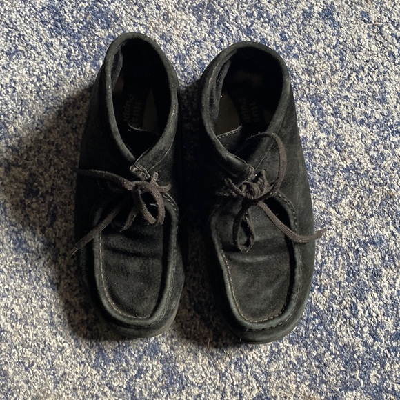 Hush Puppies Bridgeport Black Suede Shoes, Boys Size 4.5 - Picture 2 of 10